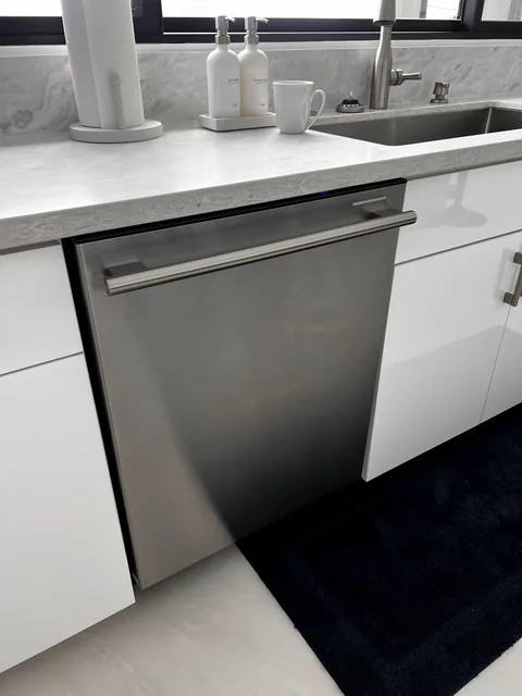 Dishwashers at Villa Fabulosa