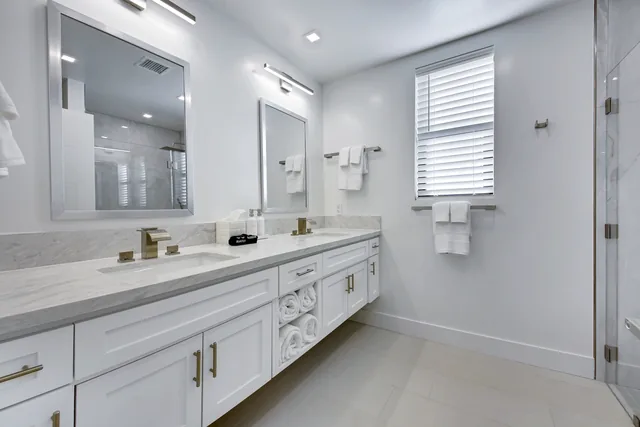 Full bathroom 3 at Villa Fabulosa, Temecula Wine Country